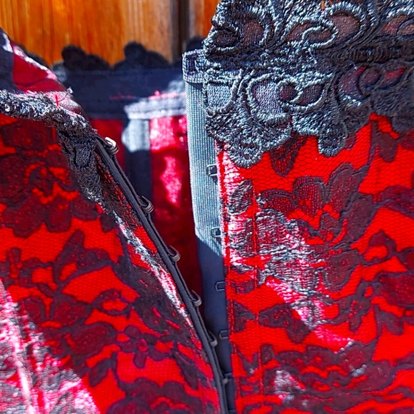 Quality Red and Black lace corset - Picture 4 of 15